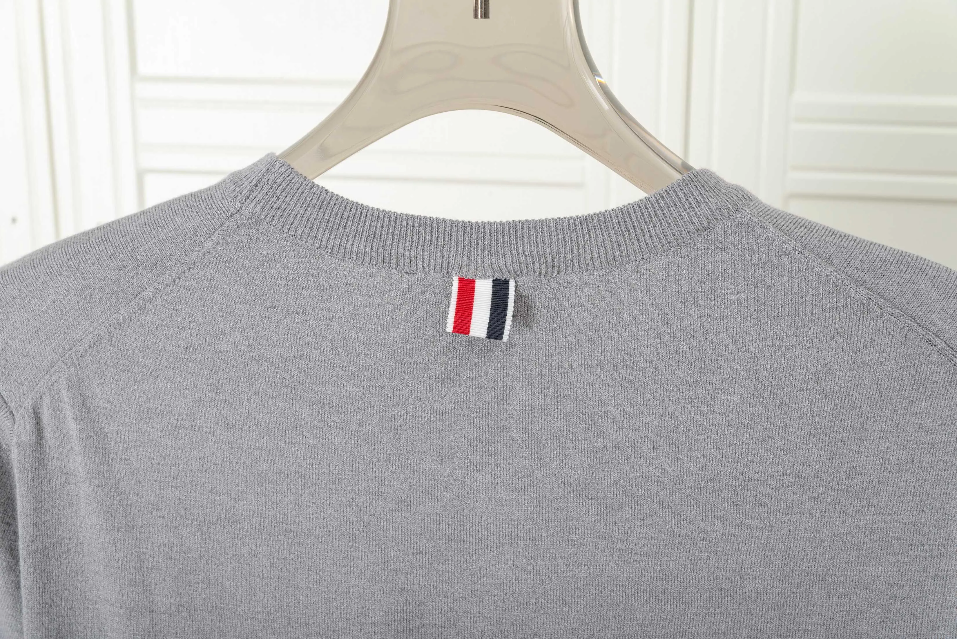 𝑻𝒉𝒐𝒎 𝑩𝒓𝒐𝒘𝒏𝒆Classic Thom Browne T Classic Breathable Authentic Quality + Authentic + Same Style Size：0/1/2/3/4 ：White/Black/Navy Blue/Light Gray/Dark Gray